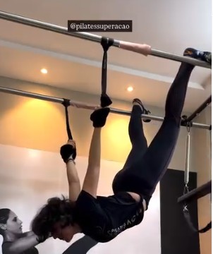 Exercício de Pilates em equipamento